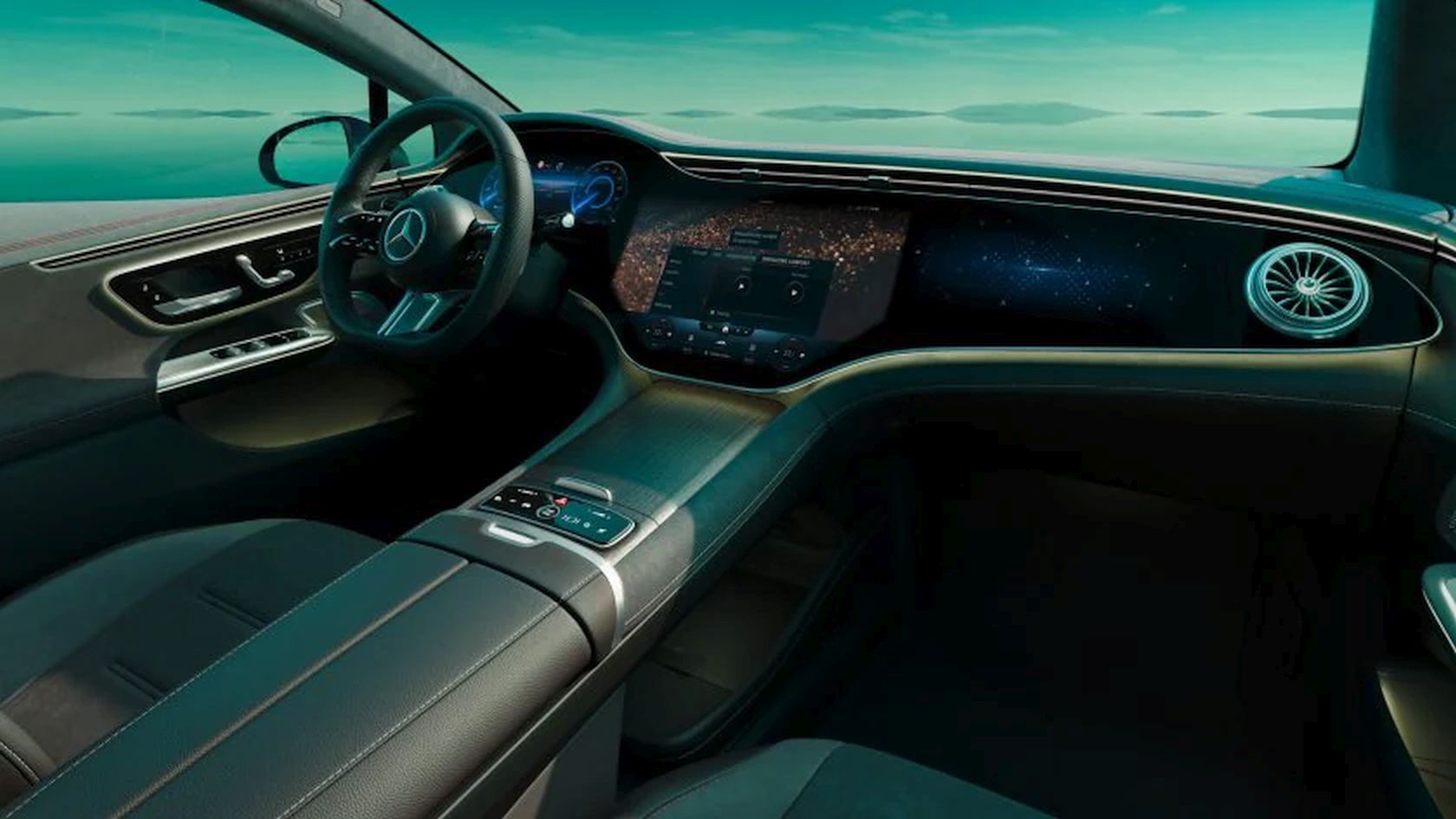 Az EQE limuzin MBUX Hyperscreen műszerfala a futurisztikus megjelenéssel teszi példátlanná az autót.