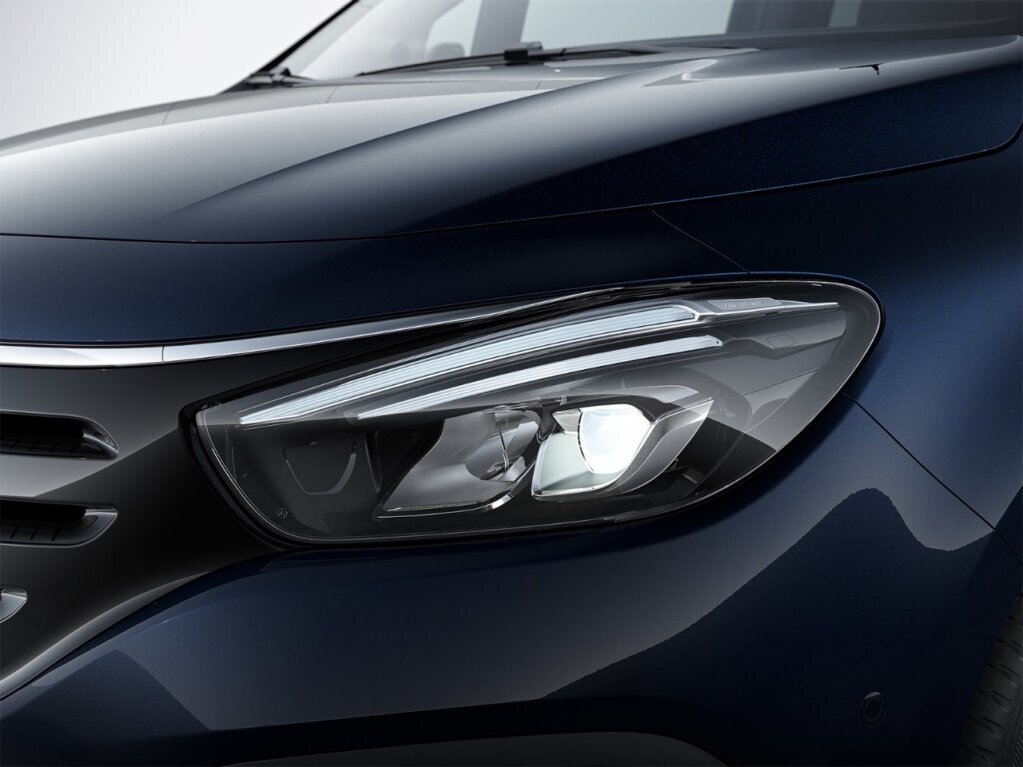 AZ EQT modellek nagyteljesítményű fényszórói nagyobb biztosnágot fognak nyújtani az esti autóúton.